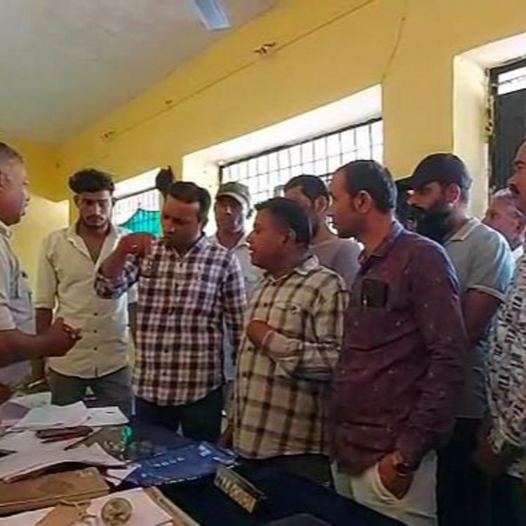 कार से कुचलने के 24 घंटे बाद भी आरोपी फरार:परिजनों ने नामली थाने का घेराव किया; बोले- पुलिस आरोपी को बचा रही