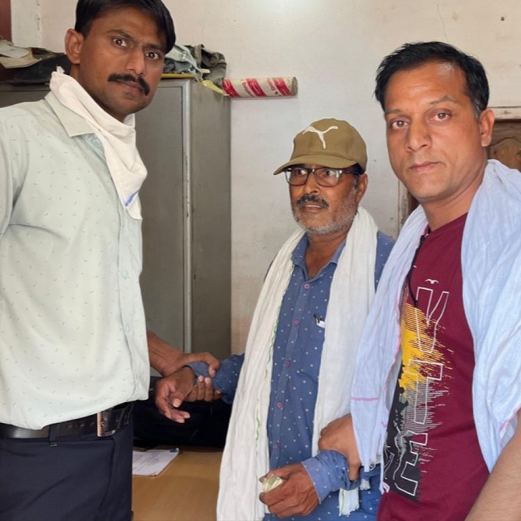 रतलाम में 6 हजार की रिश्वत लेते पटवारी ट्रैप:महिला से जमीन के डायवर्शन के लिए मांगे रूपए; अपने ही ऑफिस में पकड़ाया