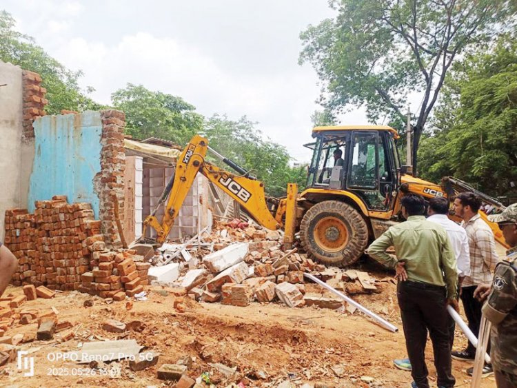 बरसों से जमे अवैध निर्माणों पर चला बुलडोजर