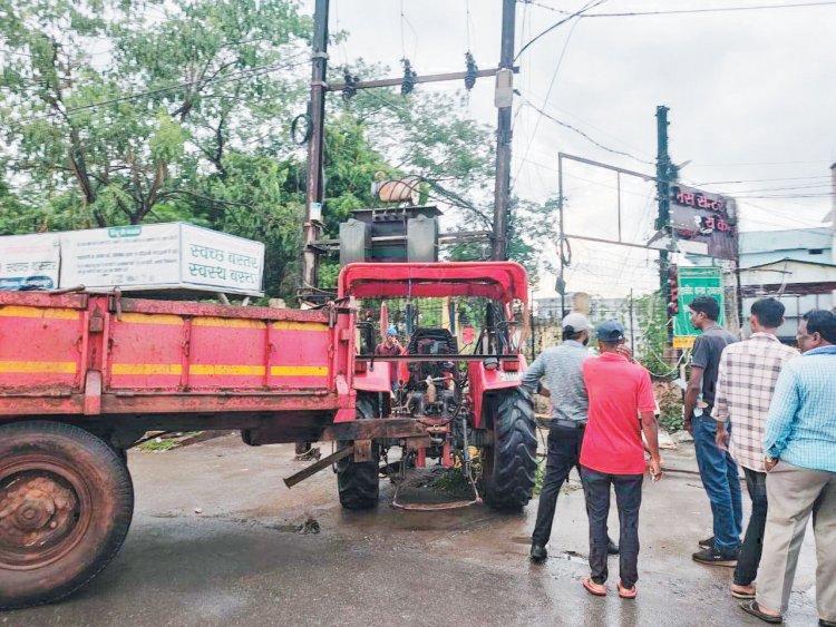 तेज रफ्तार ट्रैक्टर-ट्रॉली जा टकराई ट्रांसफार्मर से, बड़ा हादसा टला