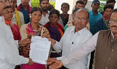 आदिवासियों के घर तोड़ने का विरोध:देवास में वन विभाग की कार्रवाई पर रोक की मांग, बालाघाट में खेती से रोका