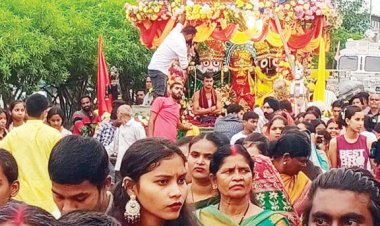मौसी के घर से लौटे महाप्रभु जगन्नाथ, रथ खींचने श्रद्धालुओं का उमड़ा सैलाब