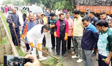 चलाया स्वच्छता अभियान, उठाया झाड़ू