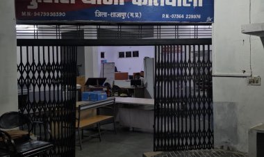 शाजापुर में सरकारी मकान में जुआ खेलते 6 लोग गिरफ्तार:पूर्व सरपंच पति समेत सभी आरोपी एक ही गांव के, 2020 रुपए और ताश जब्त