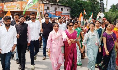 बिजली दर में बढ़ोतरी, कांग्रेसियों ने बिजली दफ्तर घेरा, सडक़ पर प्रदर्शन