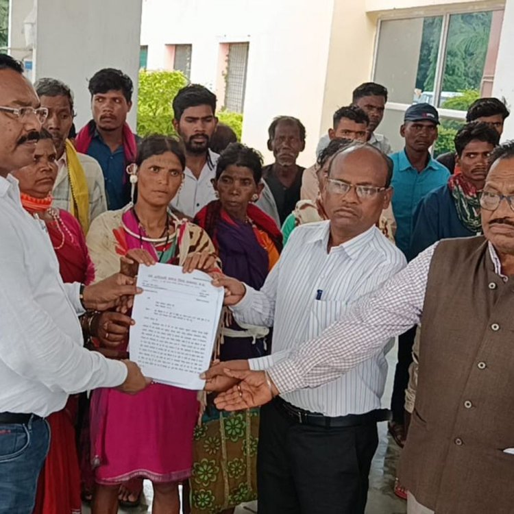 आदिवासियों के घर तोड़ने का विरोध:देवास में वन विभाग की कार्रवाई पर रोक की मांग, बालाघाट में खेती से रोका