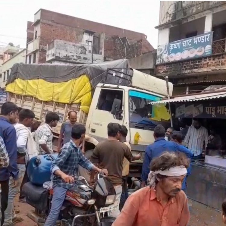 कटनी में टेक हटाते ही पीछे की तरफ चला ट्रक:होटल में जा घुसा, ड्राइवर धक्के से स्टार्ट करने की कर रहा था कोशिश