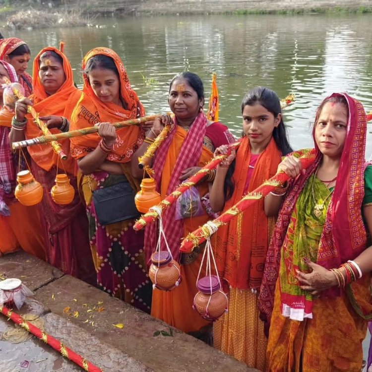 कुबेरेश्वरधाम में हजारों भक्तों ने किया भगवान शिव का जलाभिषेक:सीवन नदी के तट से शुरू हुई कावड़ यात्रा; जल लेकर मंदिर पहुंचे हजारों श्रद्धालु