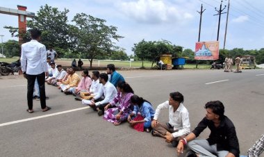 कॉलेज घोटाले पर ABVP का चक्काजाम, जांच का आश्वासन:हरसूद कॉलेज प्राचार्य पर भ्रष्टाचार के लगाए आरोप, जांच के लिए समिति बनेगी