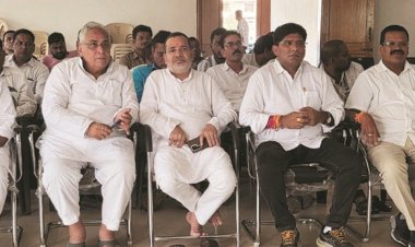 कांग्रेसियों ने राहुल के वोट चोरी  के प्रेस कॉन्फ्रेंस को सुना