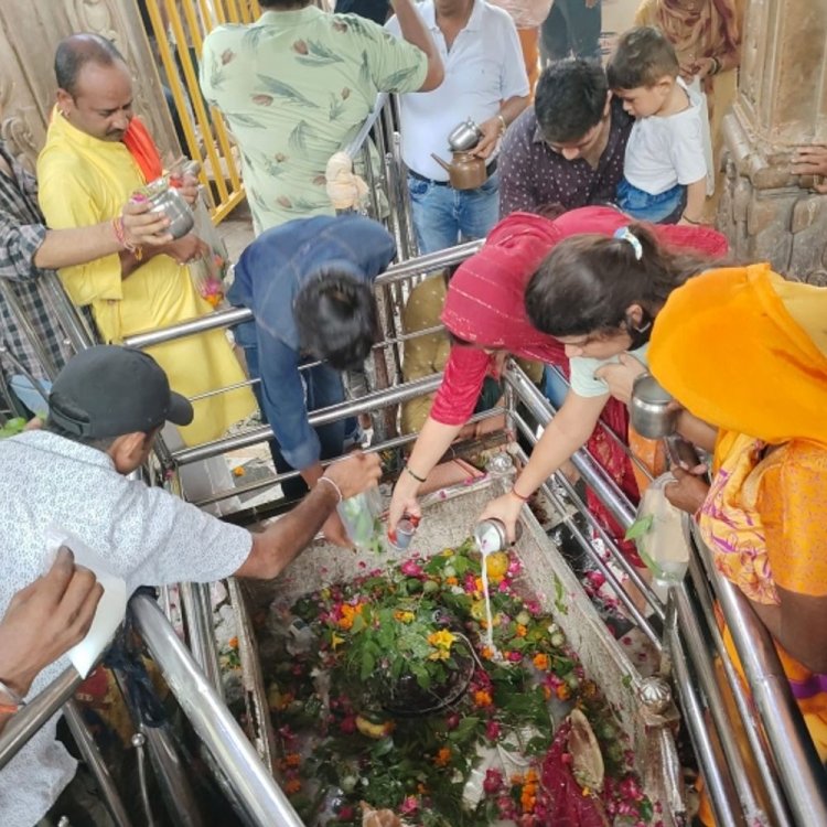 ग्वालियर के मजिस्ट्रेट महादेव मंदिर में भक्तों की भीड़:आज सावन का आखिरी सोमवार; श्रद्धालुओं ने किया पूजन, बर्फ के शिवलिंग भी बनाए