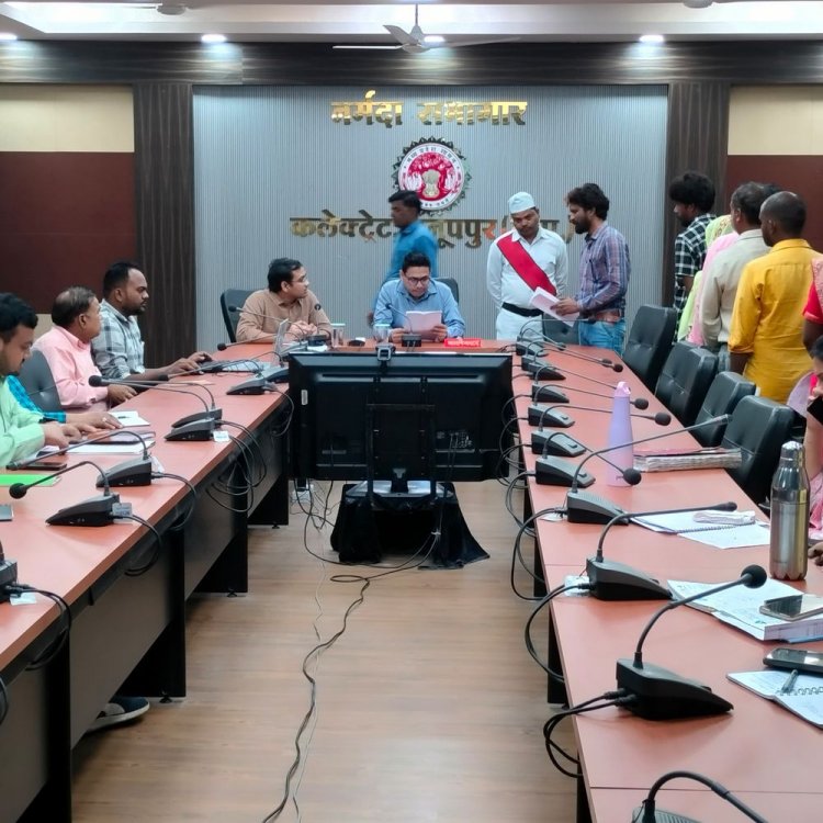 कलेक्टर ने जनसुनवाई में सुनी लोगों की समस्याएं:अनूपपुर में 52 आवेदनों पर कार्रवाई के निर्देश, भूमि और जाति प्रमाण पत्र समेत कई मुद्दे उठे
