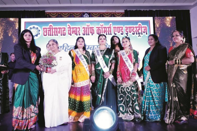 सावन संग व्यापार में महिला चेम्बर ने किया रैंप वॉक