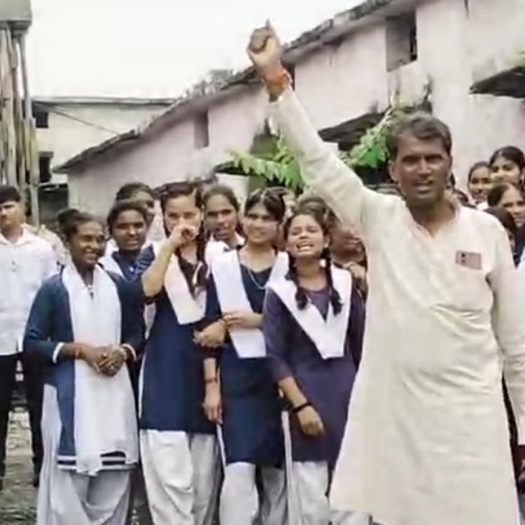 सीहोर हायर सेकेंडरी स्कूल में छात्राओं ने किया प्रदर्शन:निर्माण सामग्री को लेकर हुआ था विवाद, जांच में मामला गलतफहमी का निकला