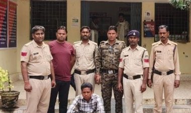 छतरपुर में अवैध शराब के साथ कुख्यात आरोपी गिरफ्तार:झाड़ियों में छिपाकर रखी 63 लीटर शराब जब्त; हत्या समेत कई मामले दर्ज