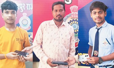 भिंड में टीआई ऑफिस में घुसा अजगर:सात फीट लंबे सांप को पकड़ने में लगे 20 मिनट, ऑफिस छोड़कर बाहर निकले जवान