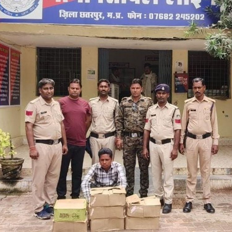 छतरपुर में अवैध शराब के साथ कुख्यात आरोपी गिरफ्तार:झाड़ियों में छिपाकर रखी 63 लीटर शराब जब्त; हत्या समेत कई मामले दर्ज