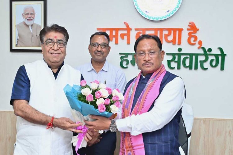 रायपुर : मुख्यमंत्री से ट्रिपल आई टी नया रायपुर के निदेशक प्रोफेसर ओमप्रकाश व्यास ने की सौजन्य मुलाकात