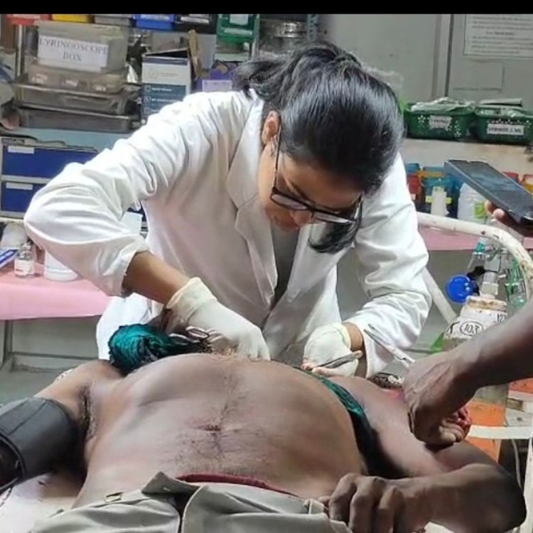 कटनी में पिता ने गाड़ी गिरवी रखने का पूछा:गुस्साए बेटे ने कुल्हाड़ी से किया वार, पिता अस्पताल में भर्ती