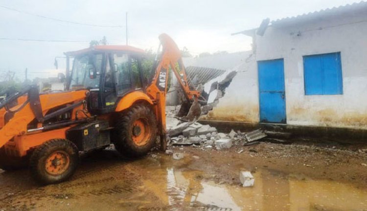 पत्रकार मुकेश चंद्राकर हत्याकांड: मुख्य आरोपी के बाड़े पर चला बुलडोजर