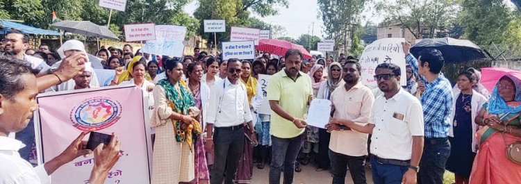 एनएचएम कर्मियों की सवाल रैली, भाजपा कार्यालय मिला बंद, धरना