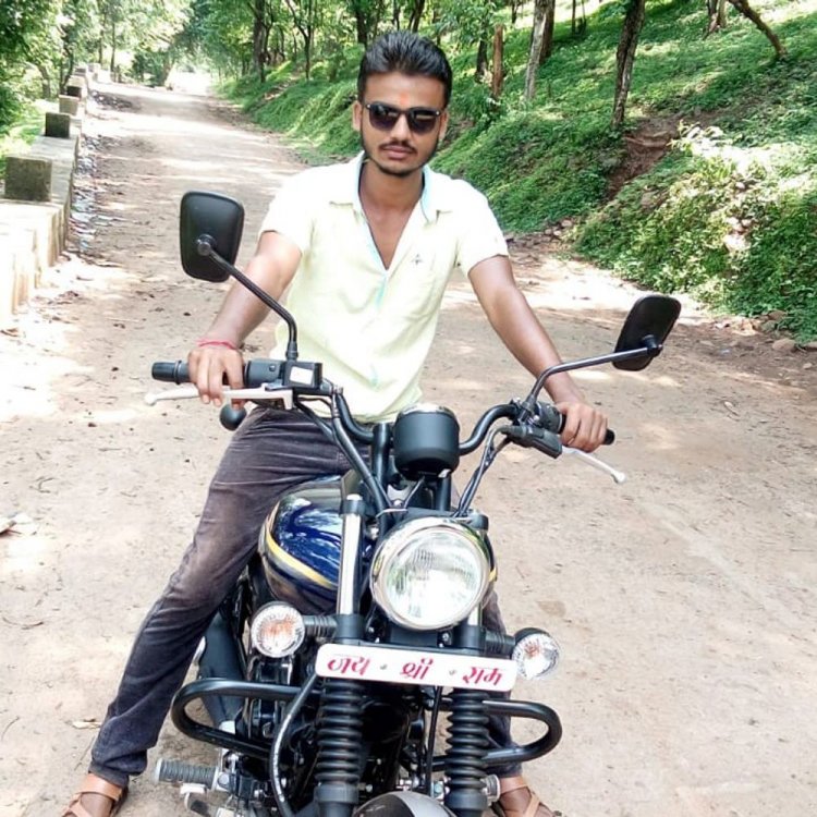 बालाघाट के वारासिवनी में कार-बाइक की भिड़ंत, मौत:मेडिकल संचालक की गई जान; कार चालक दोस्त का वाहन खेत में घुसा