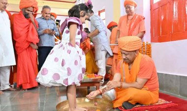 बेटियों के पांव पखार सीएम योगी ने की मातृ शक्ति की आराधना