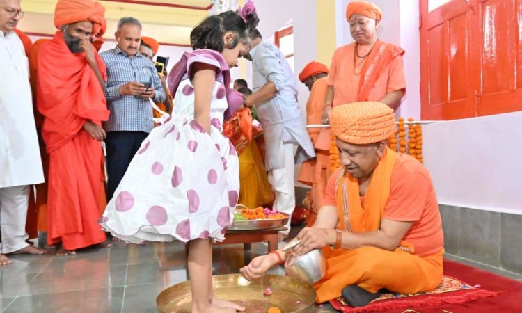 बेटियों के पांव पखार सीएम योगी ने की मातृ शक्ति की आराधना