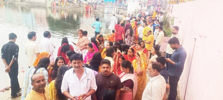 छठ पर्व में पूर्व विधायक डॉ. चोपड़ा हुए शामिल