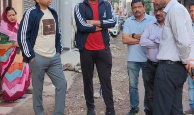 सफाई में लापरवाही...क्षेत्रीय दरोगा को हटाया:इंदौर में नगर निगम कमिश्नर ने किया निरीक्षण, खाली प्लॉट पर कचरा फेंकने पर होगी कार्रवाई