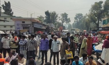 आलीराजपुर में किसानों ने किया चक्काजाम:तुलाई करते समय बारदाना के लिए 1 किलो वजन काटने से भड़के