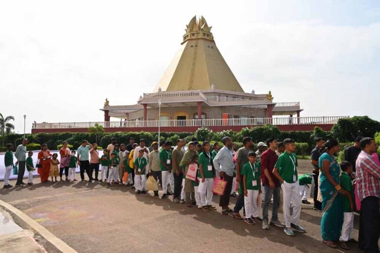 सत्य साईं संजीवनी हॉस्पिटल में पीएम मोदी का आगमन, 2,500 बच्चों से करी  दिल की बात