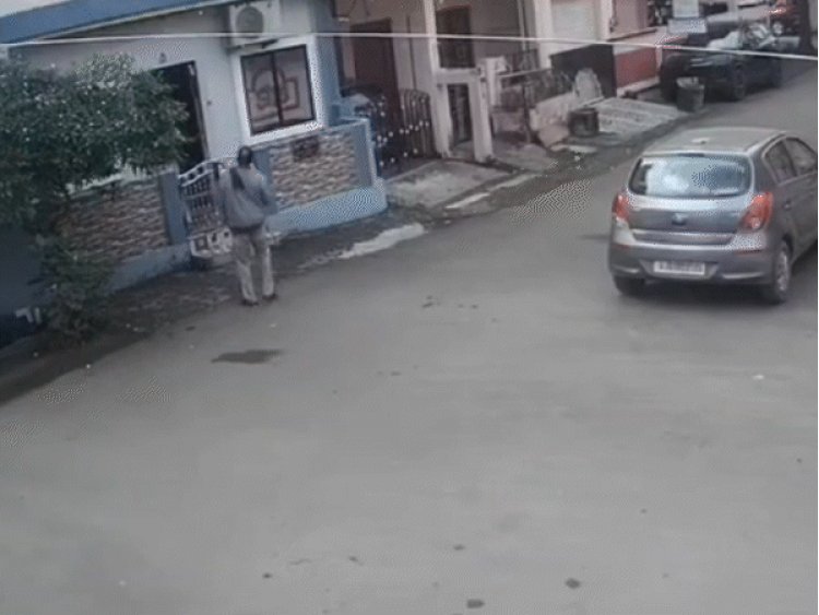 आत्मदाह का लाइव वीडियो:उज्जैन में शख्स ने पारिवारिक विवाद में लगाई आग; 80% झुलसा, गंभीर हालत में इंदौर रेफर