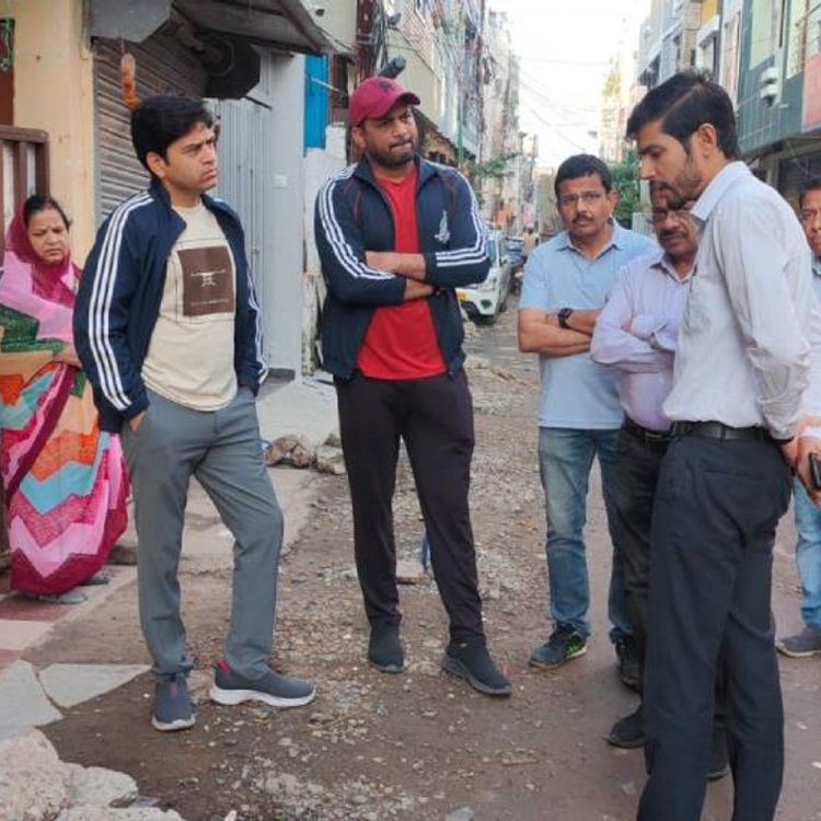 सफाई में लापरवाही...क्षेत्रीय दरोगा को हटाया:इंदौर में नगर निगम कमिश्नर ने किया निरीक्षण, खाली प्लॉट पर कचरा फेंकने पर होगी कार्रवाई