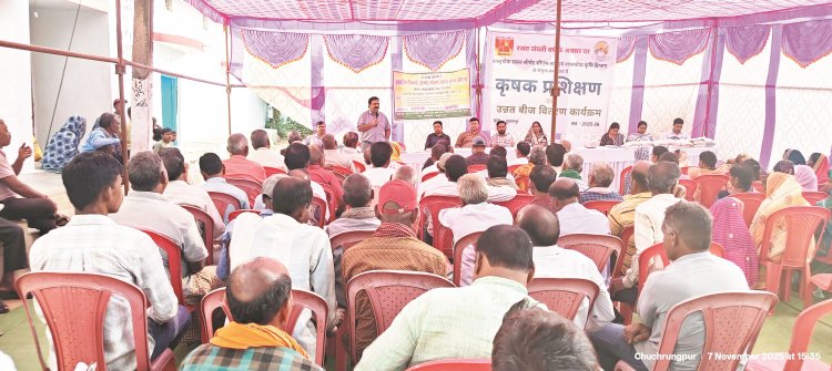 अल्ट्राटेक रावन सीएसआर का किसान प्रशिक्षण व बीज वितरण