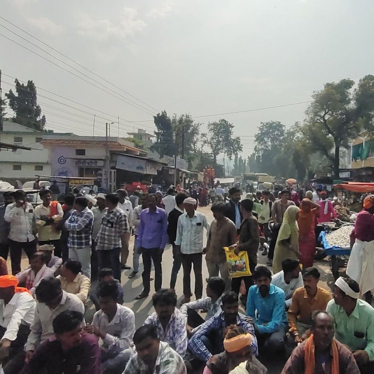 आलीराजपुर में किसानों ने किया चक्काजाम:तुलाई करते समय बारदाना के लिए 1 किलो वजन काटने से भड़के