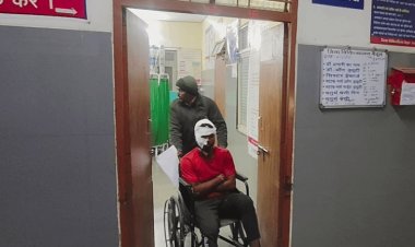 बैतूल में फ्लाईओवर पर दो ट्रकों की भिड़ंत:एक ट्रक का ड्राइवर गंभीर घायल; अचानक ब्रेक लगाने से हादसा