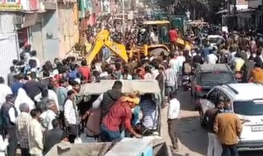 बुलडोजर से हटाए अतिक्रमण में रखे गुमटी-दुकानें:दतिया में 500 से ज्यादा दुकानें से कब्जा हटाने का टारगेट; 80 प्रतिशत दुकानदार हटा चुके सामान