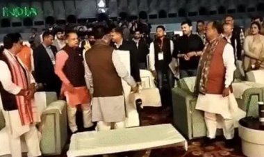 युवा महोत्सव में पीछे जगह मिलने पर नाराज हुए अमर, सीएम ने सामने बुलाया तो माने