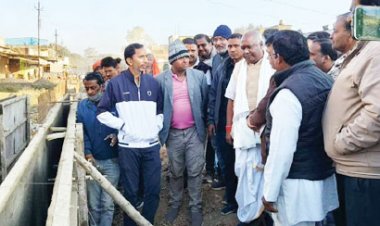 नाली निर्माण का विरोध,  सांसद ने जायजा लेकर लोगों को दिया आश्वासन