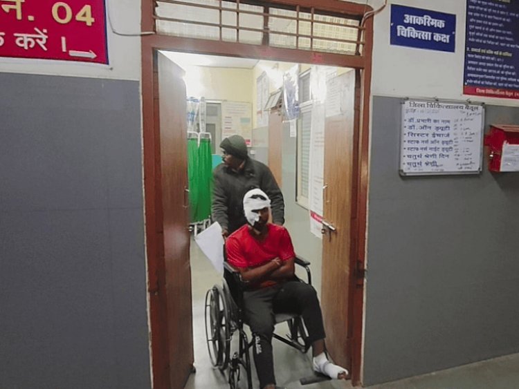 बैतूल में फ्लाईओवर पर दो ट्रकों की भिड़ंत:एक ट्रक का ड्राइवर गंभीर घायल; अचानक ब्रेक लगाने से हादसा