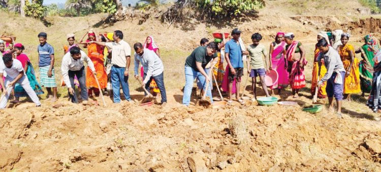 सैकड़ों हाथों ने मिलकर बनाया बांध, जल संरक्षण की मुहिम चंदेनार से शुरू