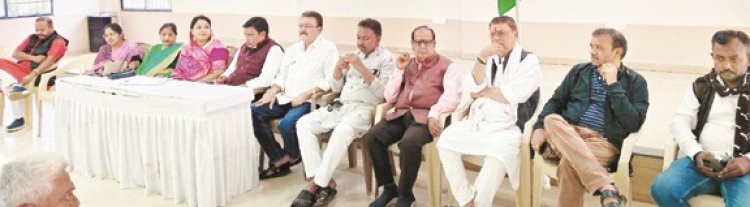 वोट चोर गद्दी छोड़ राष्ट्रीय आंदोलन के संबंध में जिलाध्यक्ष ने ली कांग्रेस की बैठक