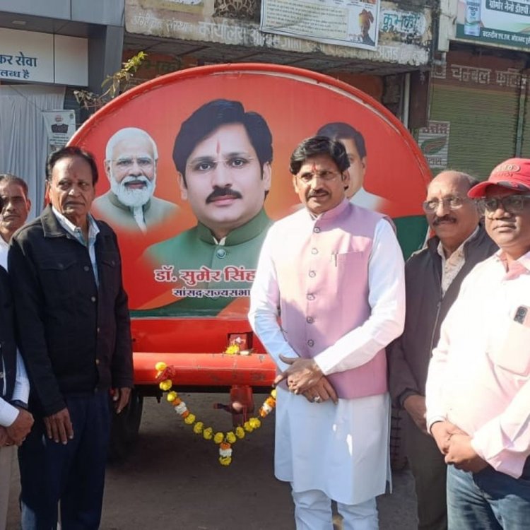 अंजड़ नगर परिषद को मिले दो पानी के टैंकर:सांसद ने टैंकरों का किया लोकार्पण; गर्मी में पानी की समस्या से मिलेगी राहत