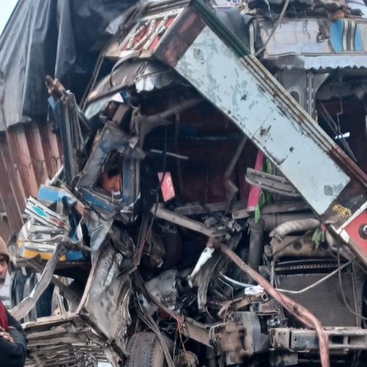 कोहरे के कारण खड़े ट्रक से टकराया तेज रफ्तार ट्रेलर:5 घंटे तक केबिन में फंसा चालक, कटर से काटकर किया रेस्क्यू