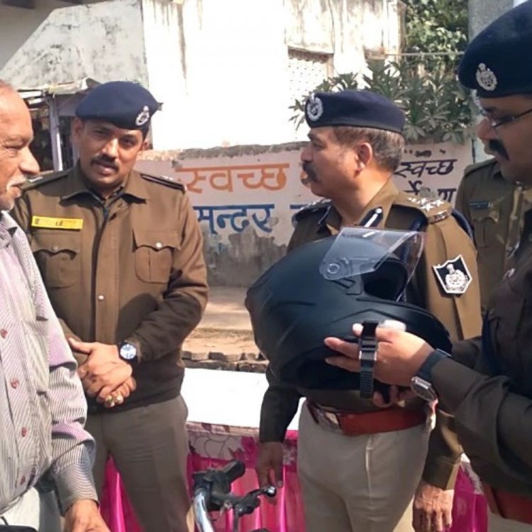 दमोह में निशुल्क हेलमेट वितरण:डीआईजी बोले- पुलिसकर्मियों पर भी होगी सख्त कार्रवाई