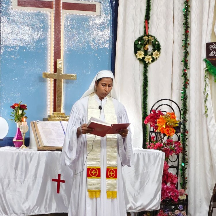 ग्वालियर में प्रभु यीशु का जन्मोत्सव धूमधाम से मनाया गया:चर्च सजे, विशेष प्रार्थनाएं हुईं और केक बांटे गए