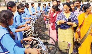 44 छात्राओं को मिली साइकिल
