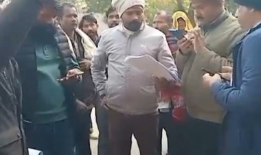 टीकमगढ़ में मकान गिराने पर ग्रामीणों का प्रदर्शन:कलेक्ट्रेट में तहसीलदार के खिलाफ नारेबाजी, आर्थिक मदद की मांग