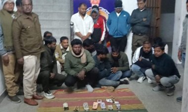 जुआ खेलते 17 आरोपी गिरफ्तार, डेढ़ लाख जब्त